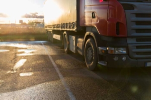 A tractor-trailer on a Mississippi highway. Our Jackson, MS, attorneys fight for maximum compensation for truck accident victims.